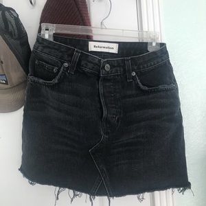 reformation retooled black denim skirt 🌿